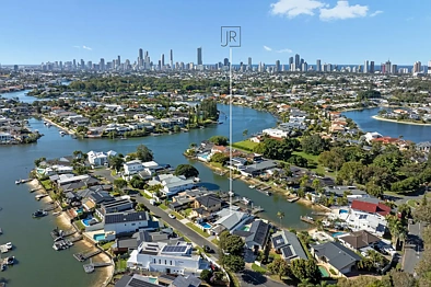 Broadbeach Waters 4房  North-East Waterfront Living, Bridge-Free to Main River