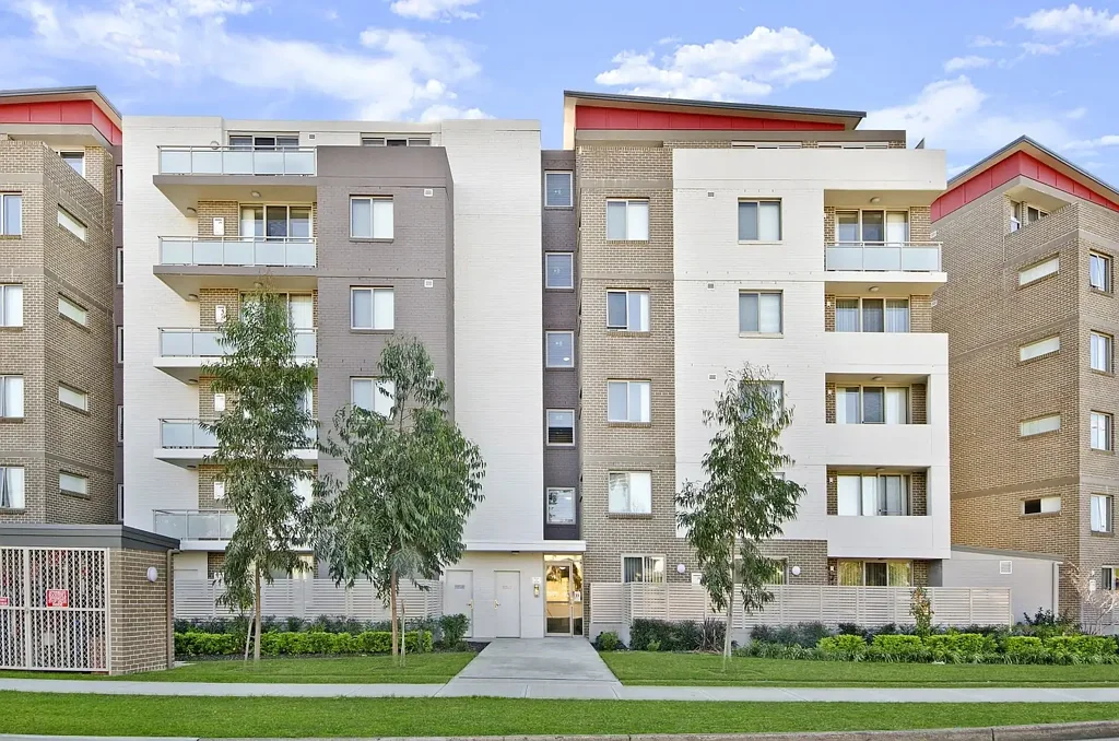 Baulkham Hills 2 Bedroom Spacious & Sunlit | Walk to Shops, Schools & Transport