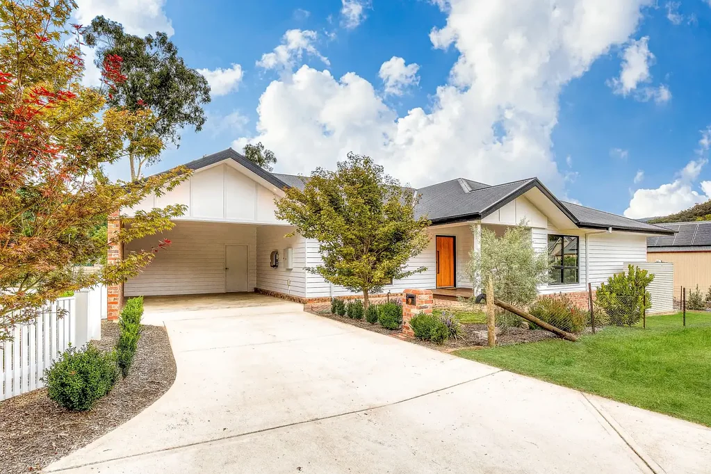 Bright 3 Bedroom LUXURIOUS HIGH-END LIVING