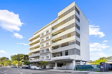 Lidcombe 3房 黄金地段200米至Lidcombe火车站 157㎡翻新公寓 阳光充足 低维护 现代设施 租金优惠 投资佳选 Oversized split-level home in prime Lidcombe locale