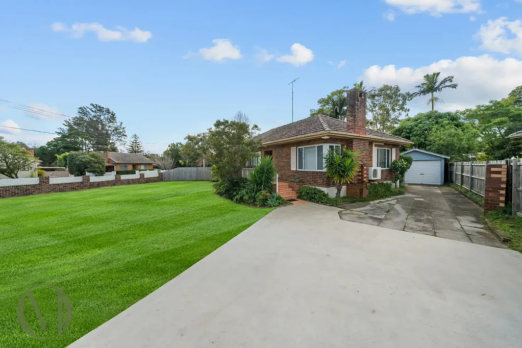 Ermington 3房 转角地块784sqm 51m临街面宽 建联排别墅潜力 宽敞三卧 自然采光充沛 灵活阳光房 广阔后院空间 宁静社区位置 Charming Family Home I 784sqm Corner Block | 51m+ Combined Frontage