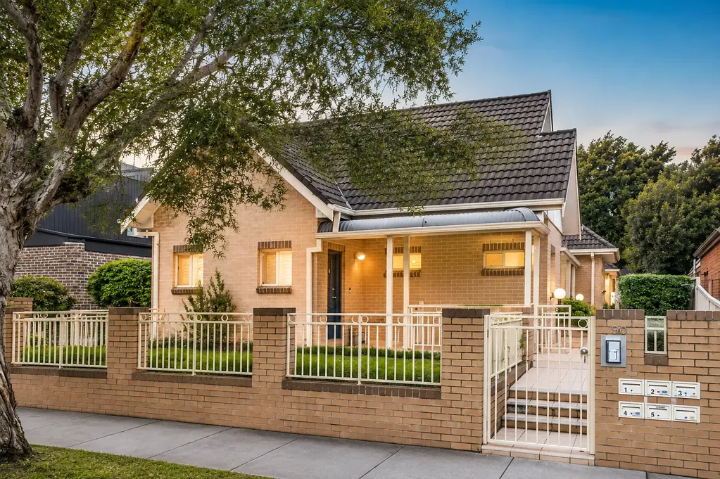 Stylish 2 Bedroom Townhouse with Study & Double Garage