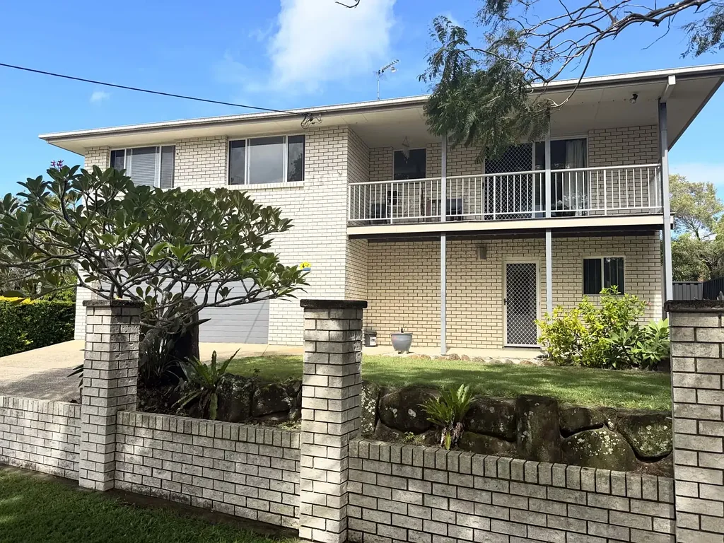 Tweed Heads South 4ਬੈੱਡਰੂਮ Prime 1,089mÂ² Opportunity with Dual Street Frontage, Huge Shed & Development Potential