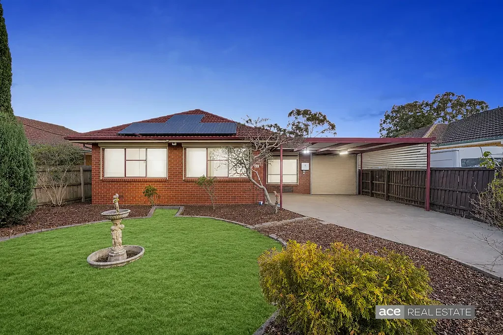 Laverton 3房 宽敞三卧带衣帽间 641sqm显要地块 双车库带卷帘门 低维护前后院 高速公路近便 公共交通步行可达 A Rare Opportunity in a Prime Laverton Location