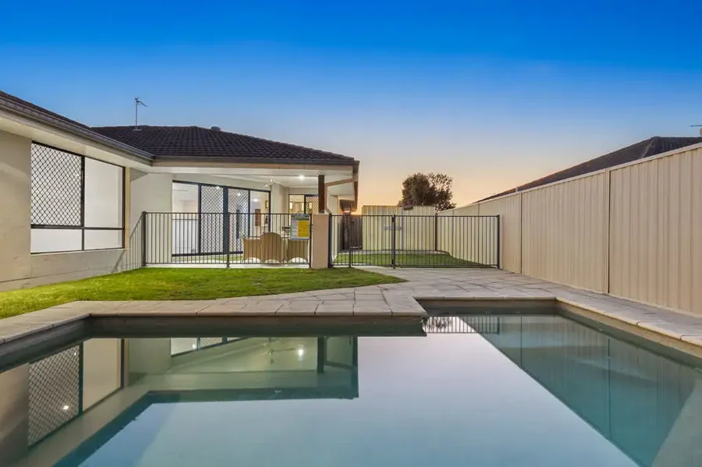 SPACIOUS FAMILY HOME WITH A POOL | MULTIPLE LIVING AREAS | CONVENIENT LOCATION