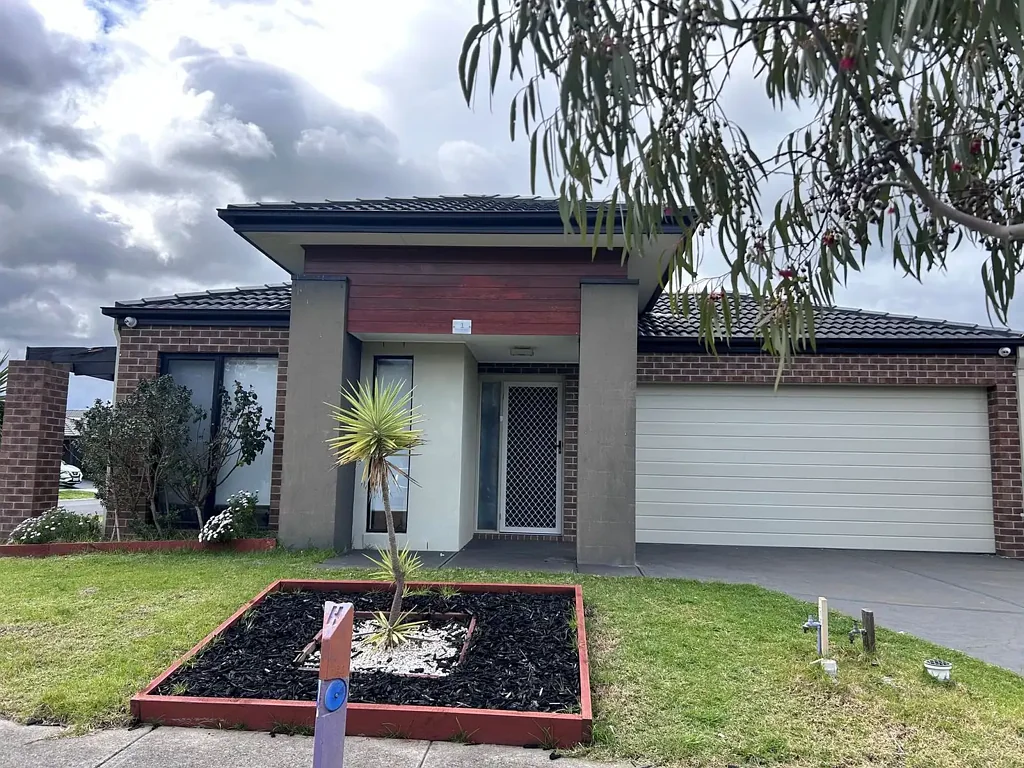 Walk to All Essential Amenities – Spacious 4-Bedroom Family Home!!