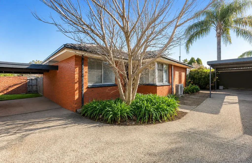 Spacious & Low-Maintenance Living in a Prime Oakleigh Location