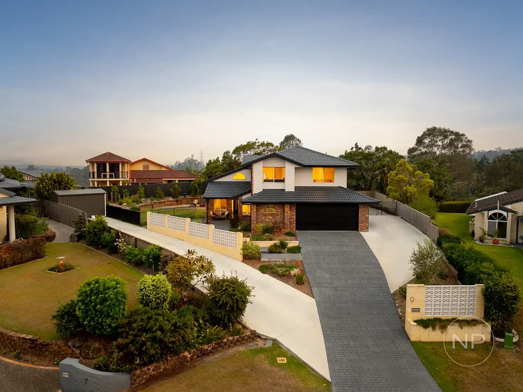 Albany Creek 5침실 FULLY RENOVATED ON AN ELEVATED QUARTER ACRE BLOCK!