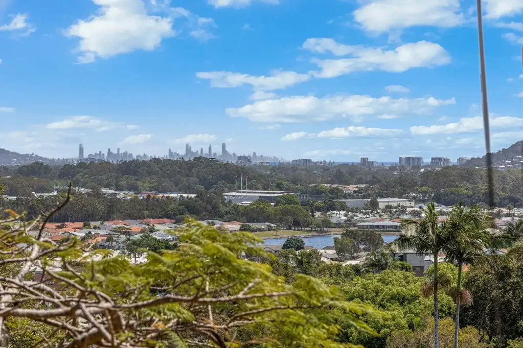 Banora Point 5房  Large Family Home with Stunning Views to Surfers Paradise Pool and Spa