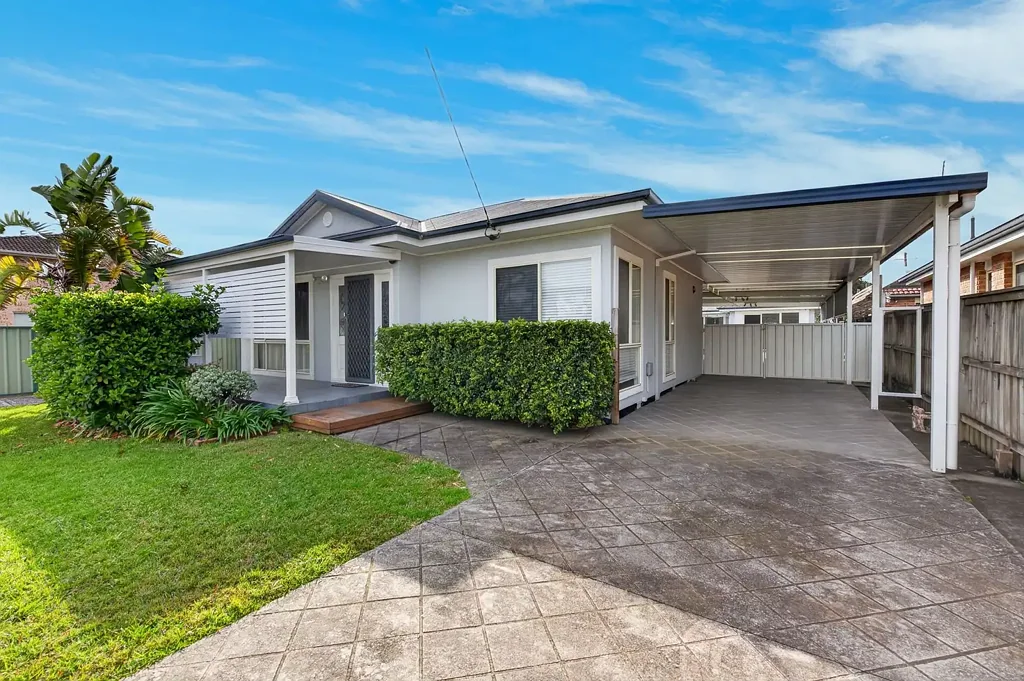 Flexible Coastal Living – BONUS Detached Studio!