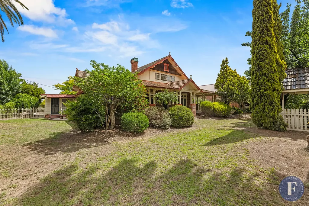 Character Home in a Blue-Ribbon Location!!