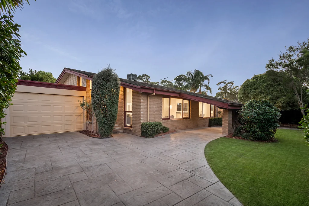 Wantirna 3房 家庭社区宜人 三卧宽敞舒适 木地板高挑顶 自然采光充足 宽敞客厅用餐 翻新厨房时尚 石材台面电器 俯瞰私家花园 大型后院绿植 并排车棚车位 步行学校医院 轻松前往商圈 东连CBD便捷 Comfort & Convenience in a Quiet Wantirna Setting