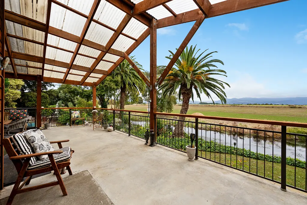 Riversdale 3 Bedroom Riverside Retreat With Stunning Views