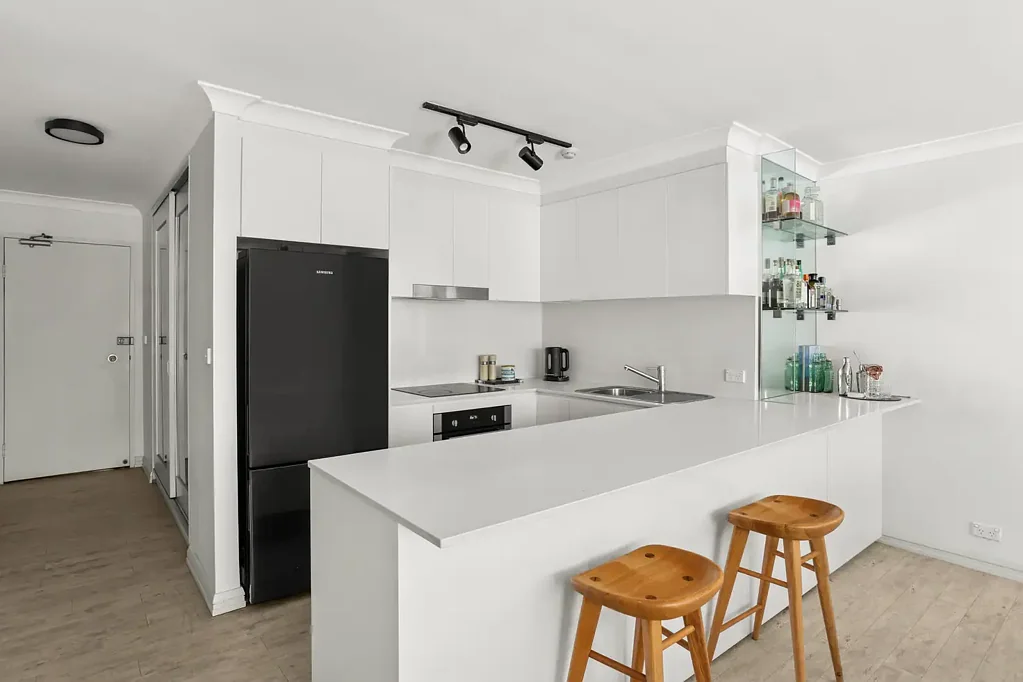 Surry Hills 2房 优越地理位置 现代公寓设计 自然光线充足 美食石材厨房 两间宽敞卧室 现代化浴室 设施齐全 室内外生活空间127平米 步行至商店餐厅享受城市生活。 Contemporary Lifestyle Sanctuary with Huge Entertainers' Terrace in `The Darlington'