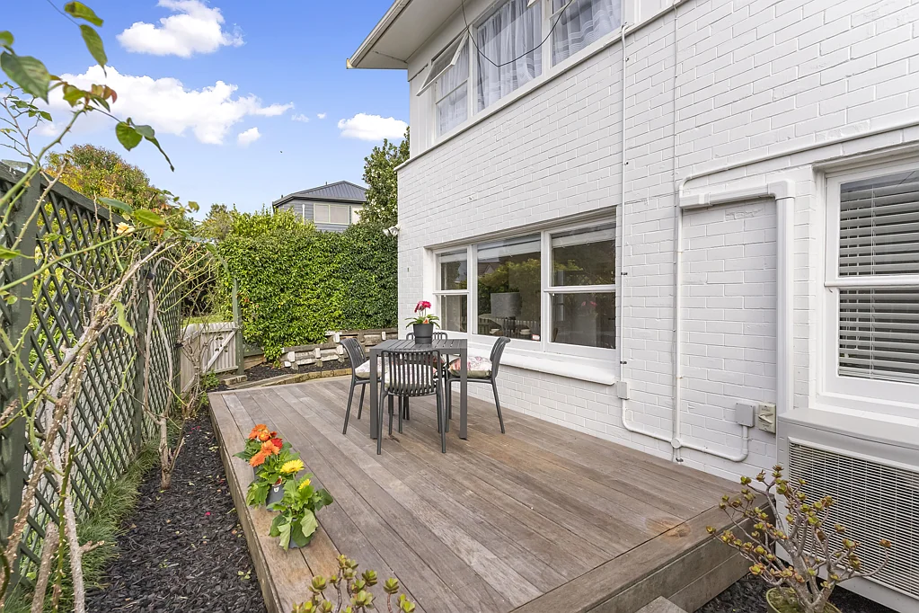 Saint Johns 2Moenga Stylish and Sunny Entry Level Living