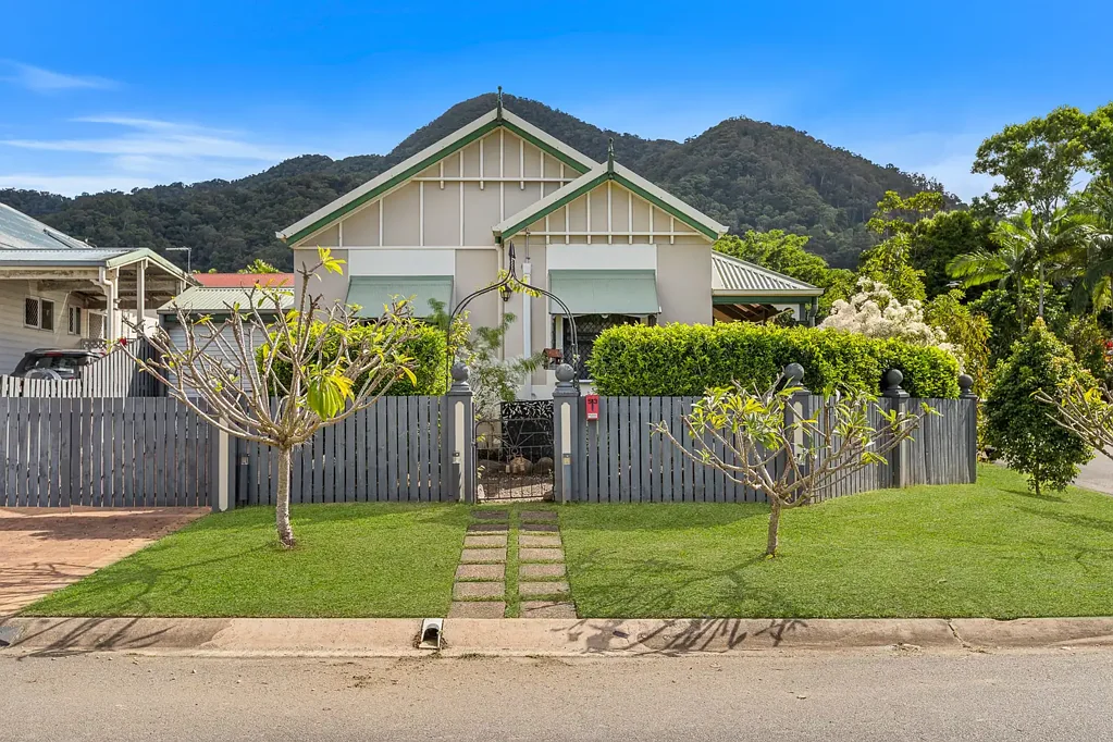 Mount Sheridan 4房  Designer Style, Low-Maintenance Living