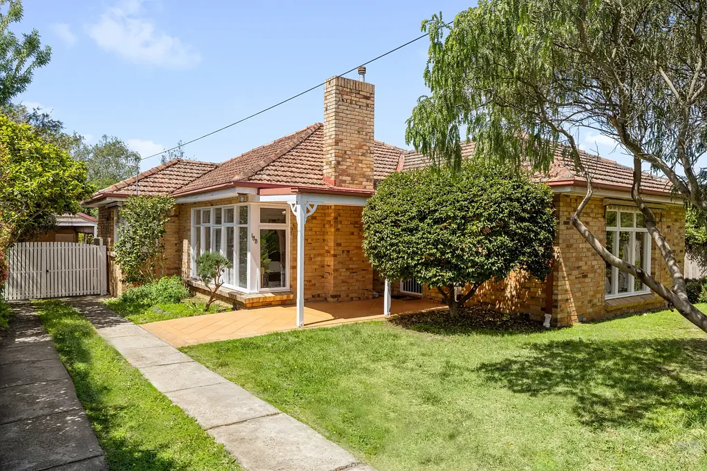 Mount Waverley 3房 经典魅力、家庭空间与激动人心的未来潜力 Classic Charm, Family Space & Exciting Future Potential