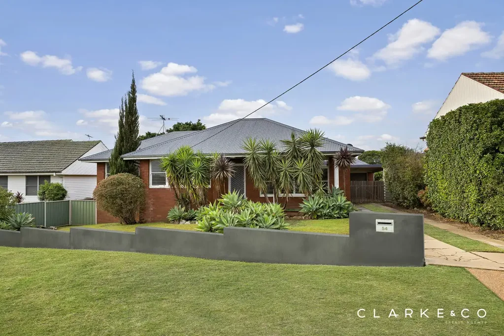 East Maitland 3침실 STYLISHLY RENOVATED WITH TIMELESS CHARACTER APPEAL!