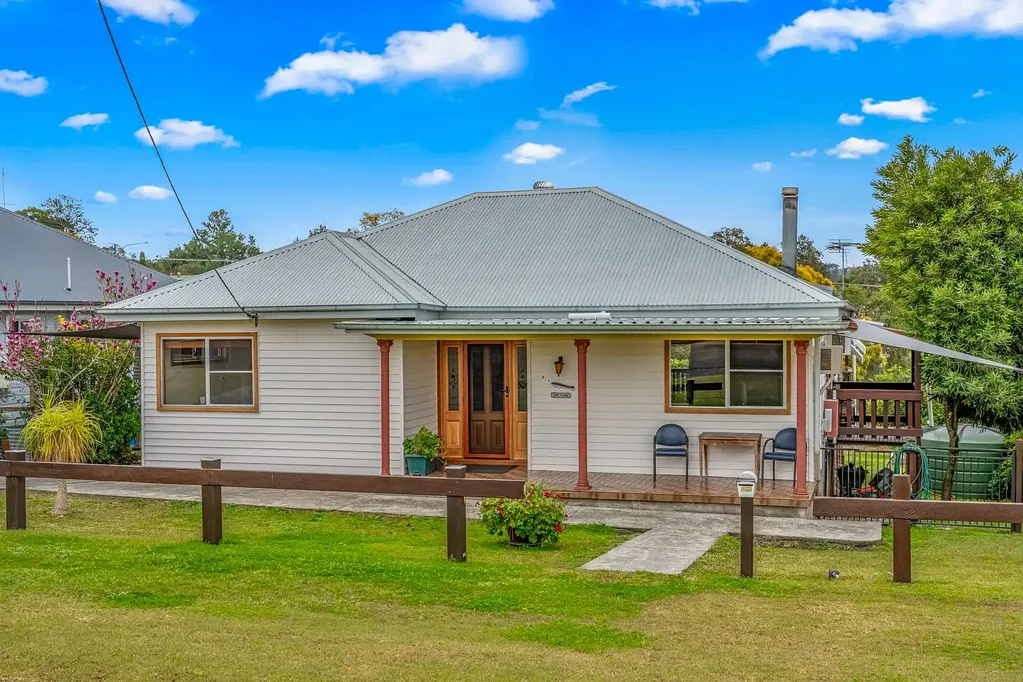 Gloucester 3 Bedroom Charming Home with Mountain Views & Lifestyle Appeal