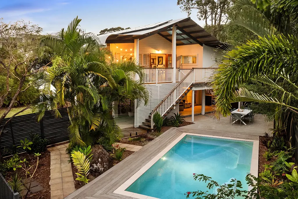 Coolum Beach 5房  Timeless Character Meets Modern Luxury