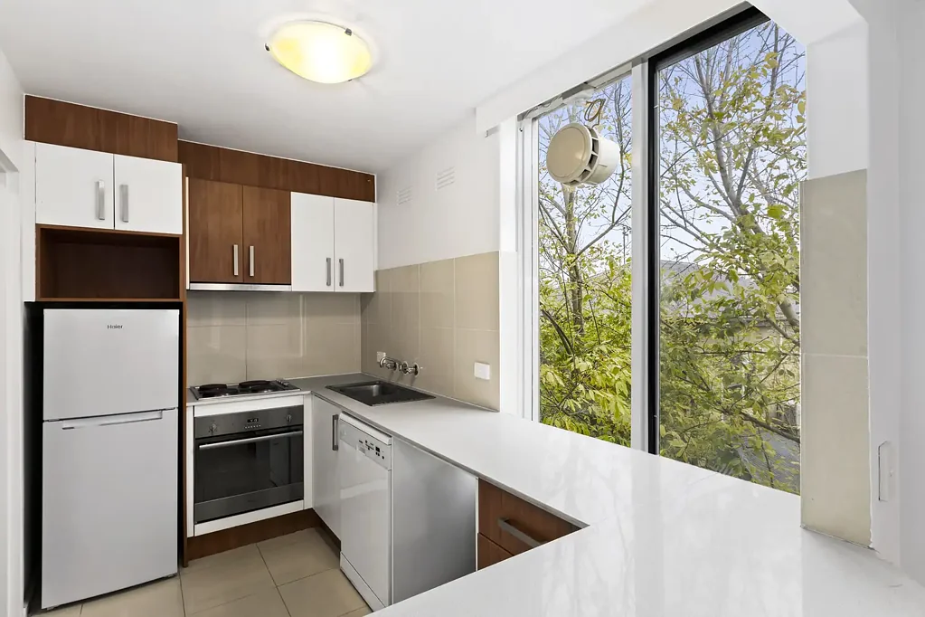 Spacious one bedroom apartment in South Yarra!