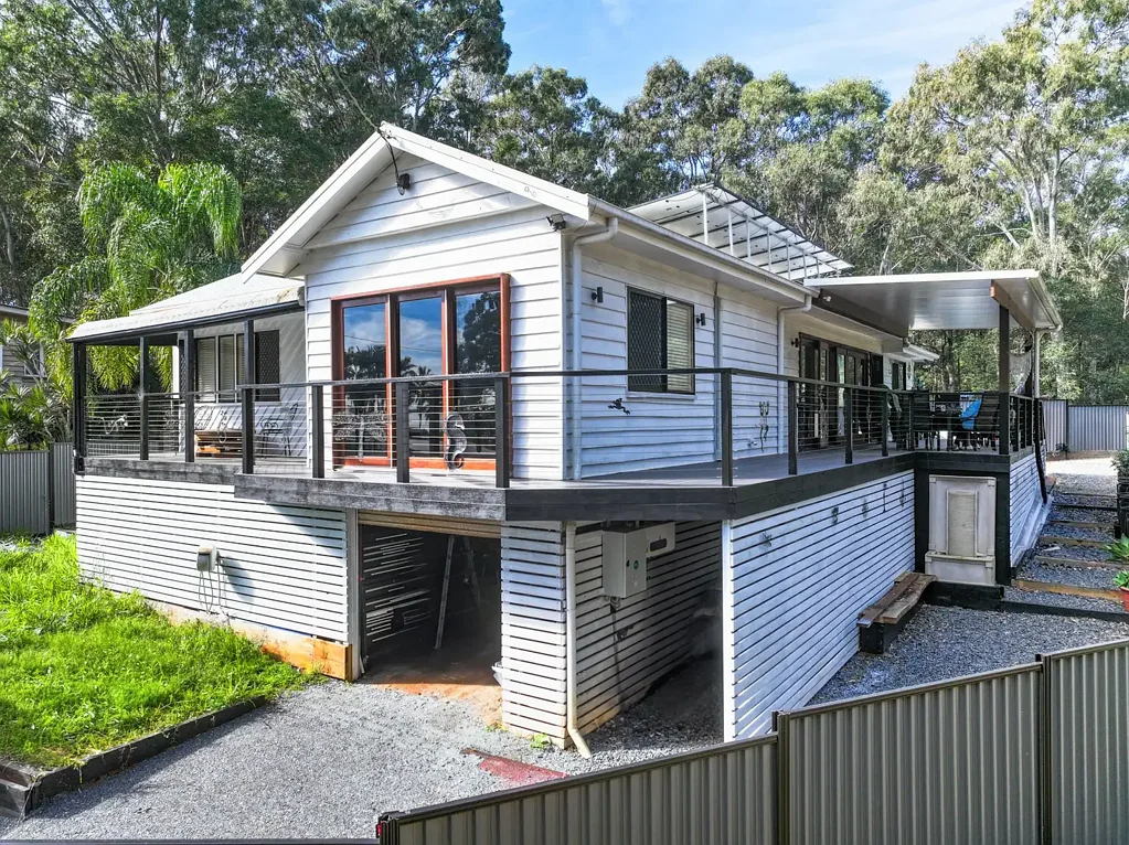 Russell Island 3Kwarto Renovated Queenslander with Water Views & Dual Access