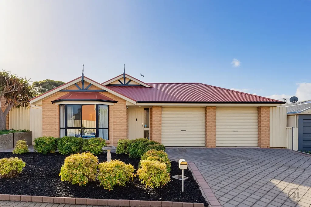 Noarlunga Downs 4房  This charming residence of 3 to 4 bedrooms is beautifully situated among other quality homes!