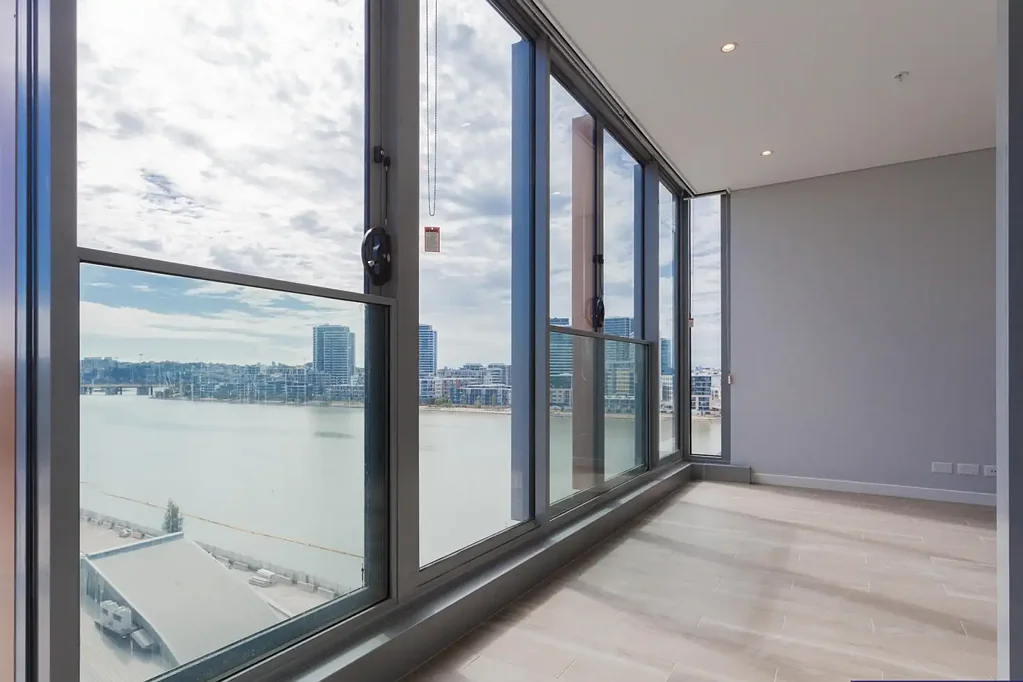 North facing apartment with sweeping water views in Sirius