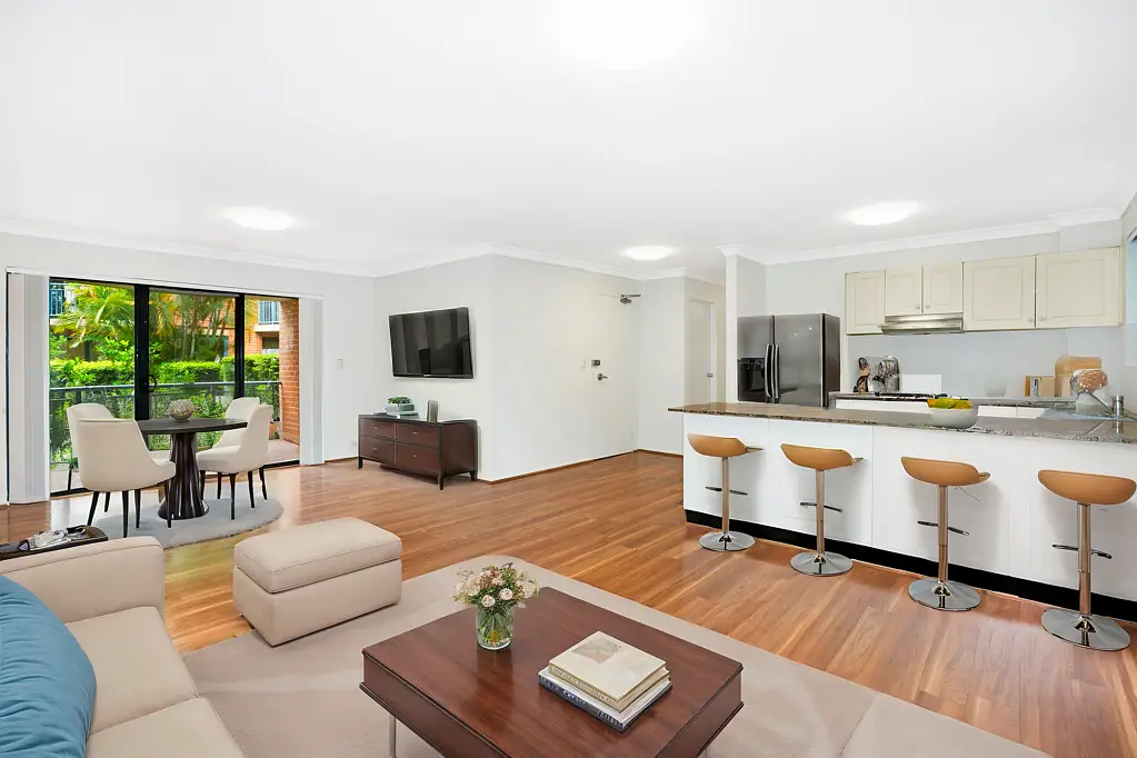 Spacious 3 Bedroom Apartment with Courtyard and Secure Parking
