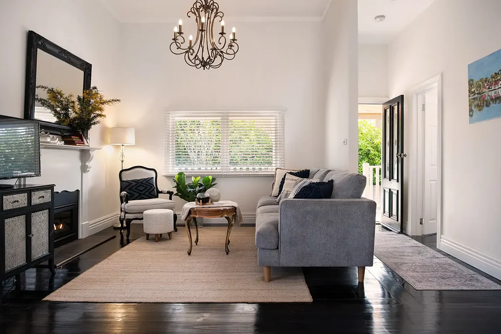 Daylesford 3房  Daylesford Country Cottage Charm – Renovated,  2-Bed Plus Office/Studio, Walk to Lake and Town