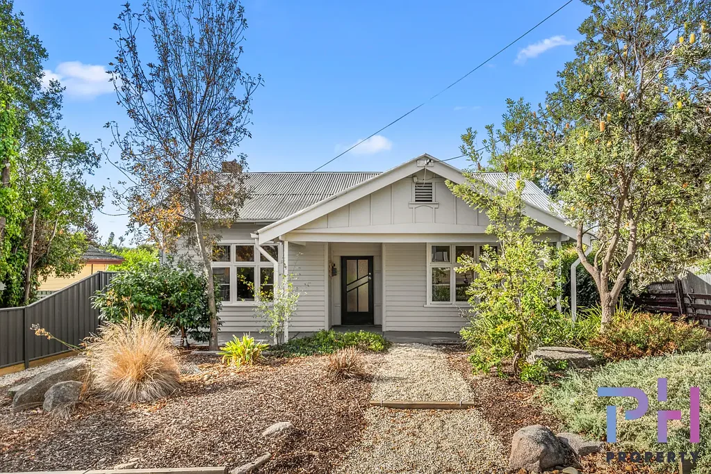 North Bendigo 3침실 Charming 1930s Californian Bungalow - Endless Potential Awaits