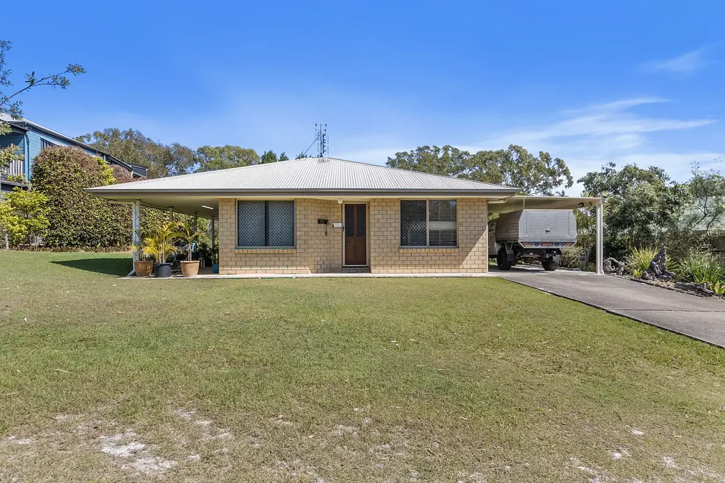Rainbow Beach 4 Slaapkamer Family Beachside Living Made Easy – Lowset Brick Home Backing Onto Bushland