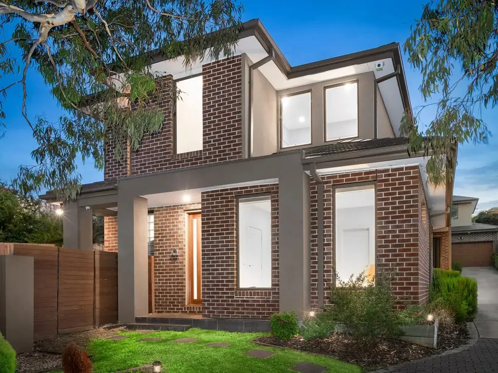 Templestowe Lower 4房 Templestowe核心地 宽敞空间 现代舒适 灵活布局 成长家庭优选 自然采光充沛 独立休息室 主卧套间卫浴 精美后院娱乐区 优秀停车选择 Spacious Two-Level Family Home with Outdoor Entertaining in Templestowe