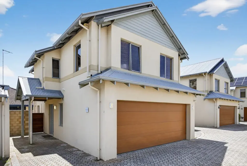 Fully Furnished Town House Close to the Beach!