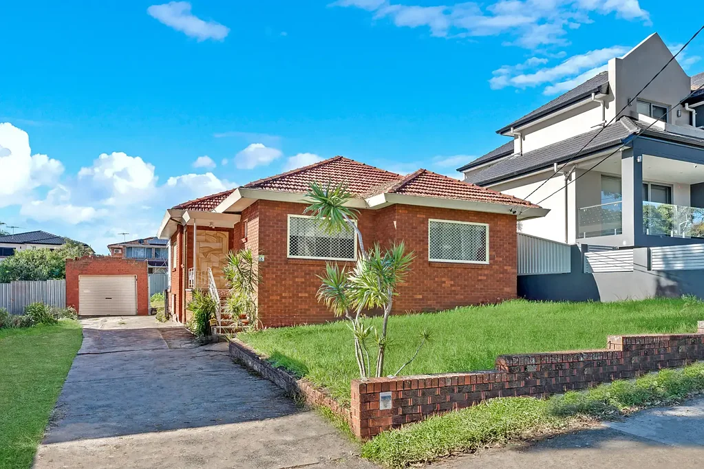Hurstville 4Habitaciones Single Level Home with 18.3m Frontage & Huge Potential (S.T.C.A.)