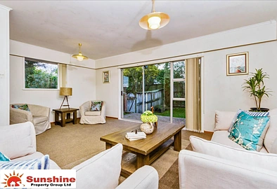 This lovely home is situated on one of the main link roads between Titirangi and New Lynn