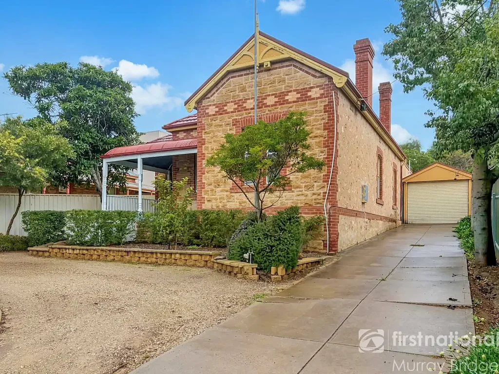 Murray Bridge 4房  Timeless Character - Town Centre Living!