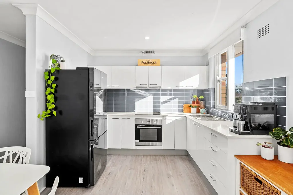 Spacious Top Floor Apartment - Walk To Waterfront