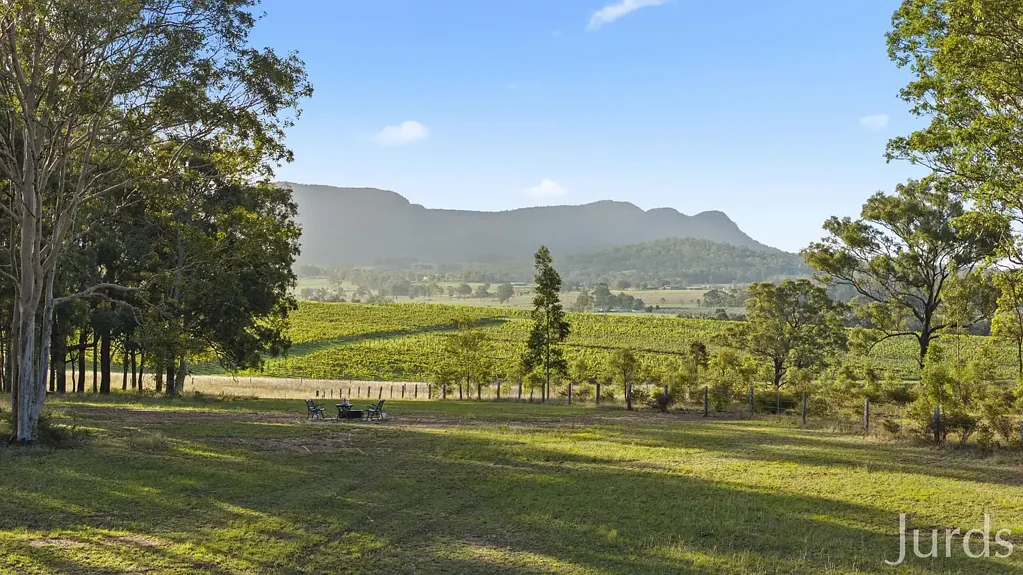Pokolbin  RACECOURSE LANE - HUNTER VALLEY WINE COUNTRY