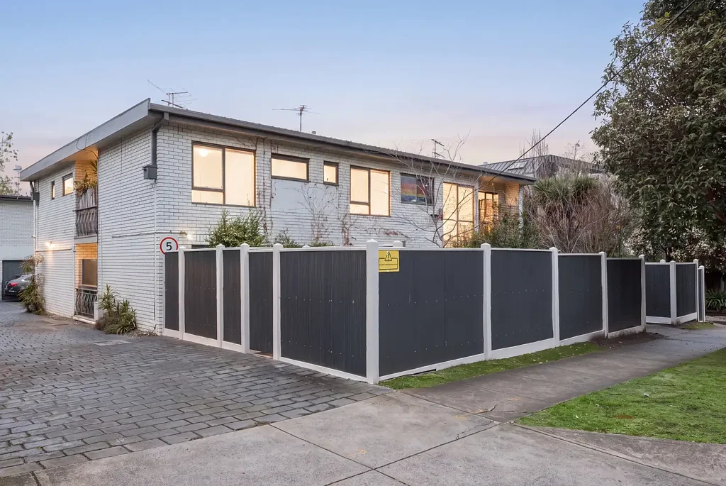 Caulfield 2房 世纪中期建筑中的明亮生活空间 Light-Filled Living in a Mid-Century Block