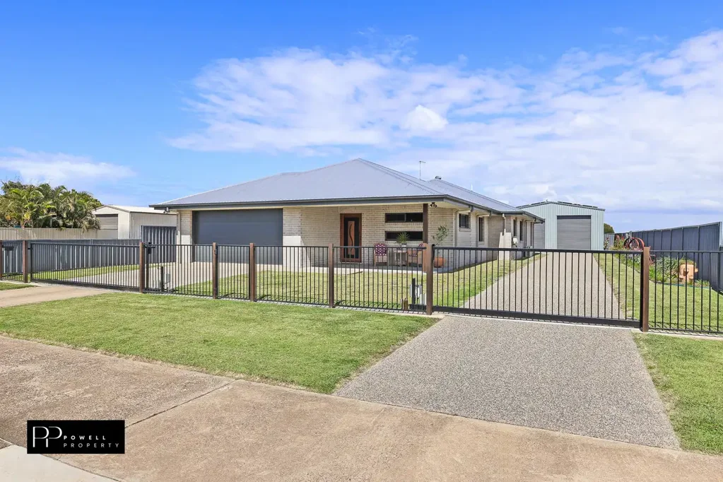 Burnett Heads 3Kwarto Near-New Quality Home, Massive Shed & 1,081m² of Coastal Lifestyle Living