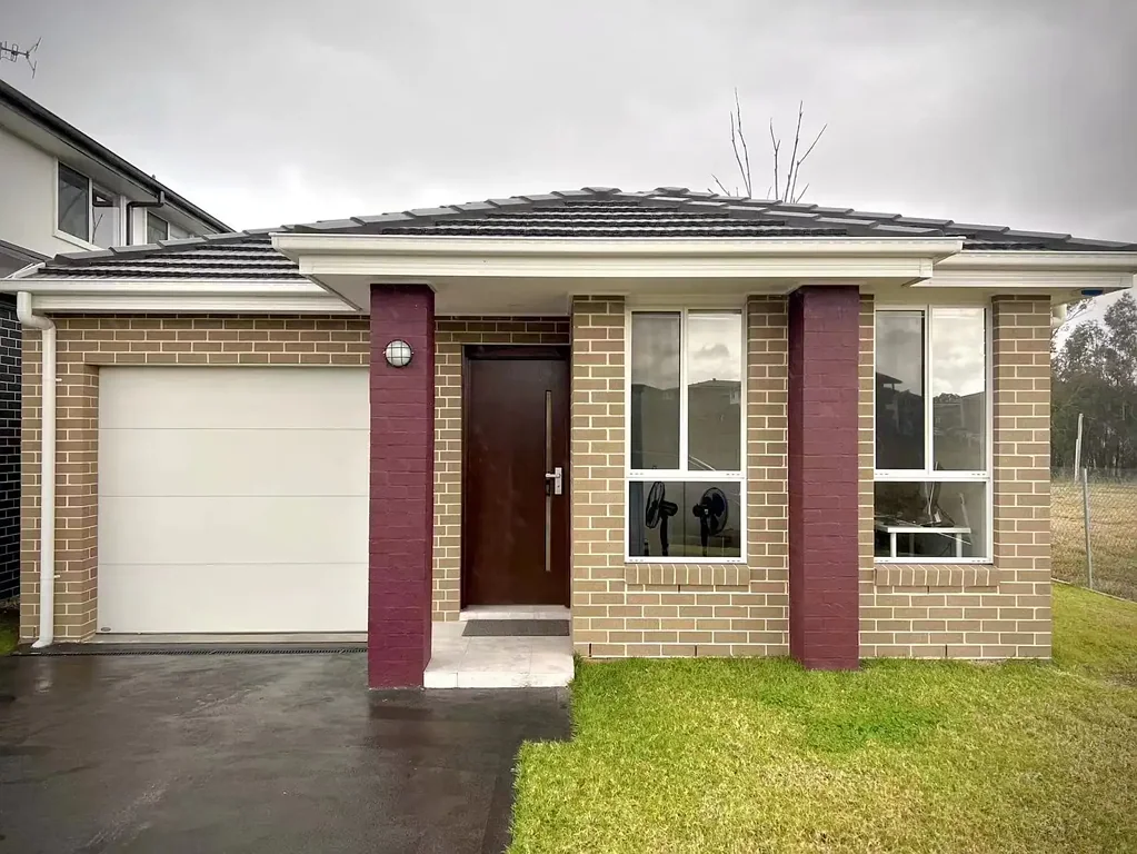 Four bed House close to Leppingotn train station!