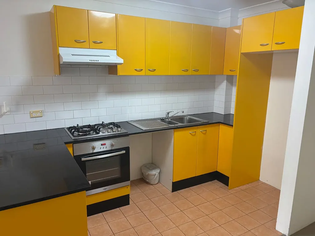 SPACIOUS LARGE ONE BEDROOM APARTMENT WITH CARSPACE