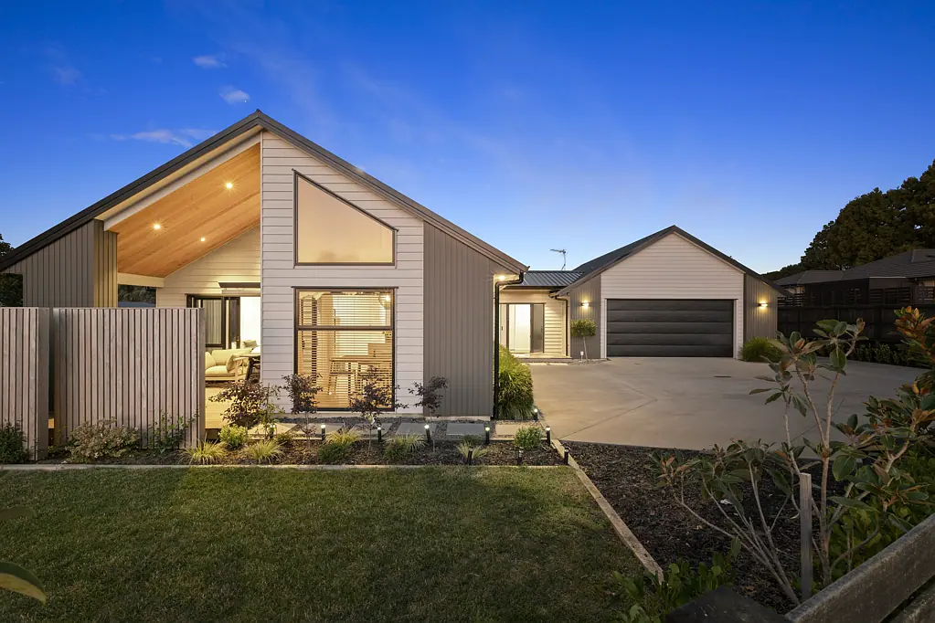 Pukekohe 4Zimmer Modern Marvel with Private Wing Retreat