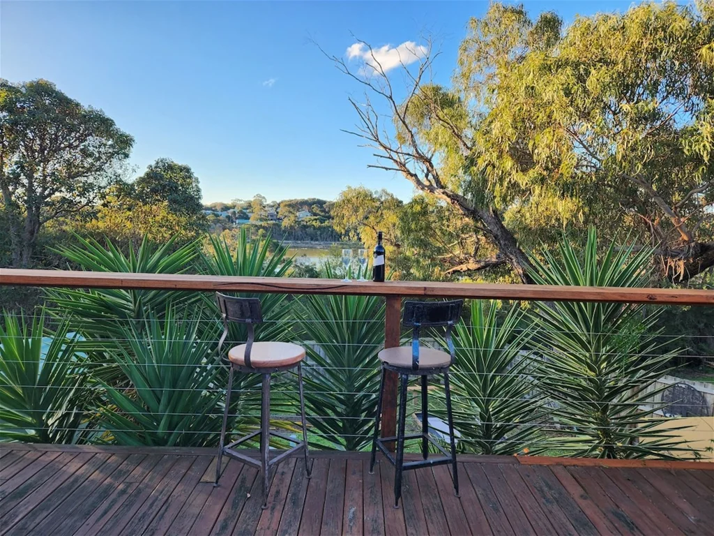 Best of Both Worlds - between Lake Victoria & 90 Mile Beach