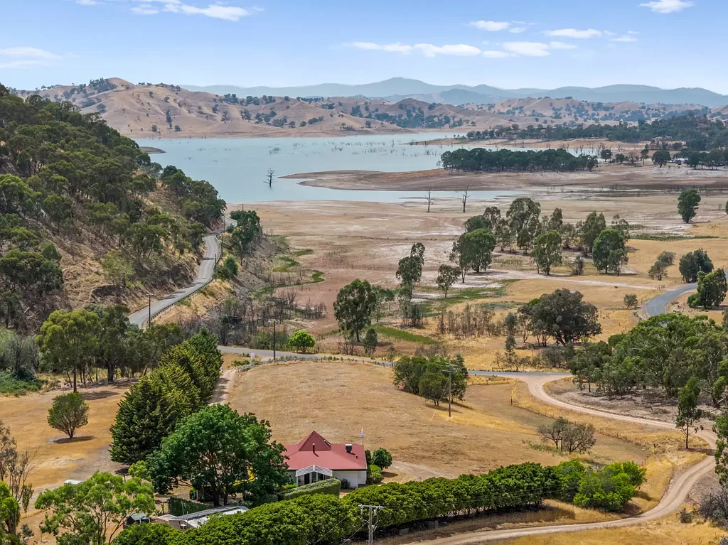 Bonnie Doon 3બેડરૂમ Big Views, Lake Lifestyle and Timeless Design