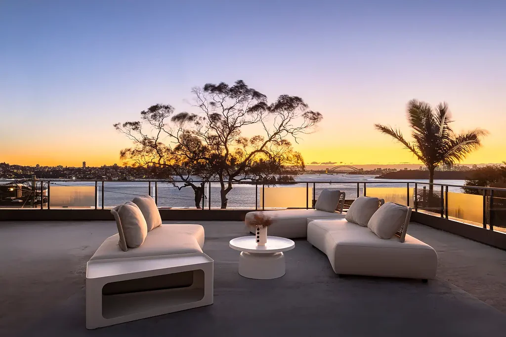 Vaucluse 6房 Vaucluse制高点 海港全景 现代主义建筑 多层电梯 宽敞空间 高品质厨房 阳台泳池 随时可入住 Incredibly Rare Family Estate with Iconic Panoramic Harbour Views