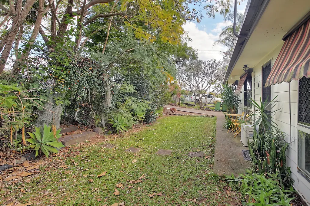 Loganlea 3房 Loganlea三卧美居 810平阔地 两处起居空间 靠近学校公园 设施齐全 Great opportunity on a 810m2 block!