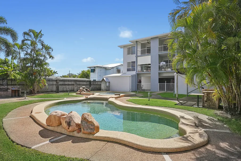 North Ward 2Kwarto Contemporary townhouse with poolside appeal