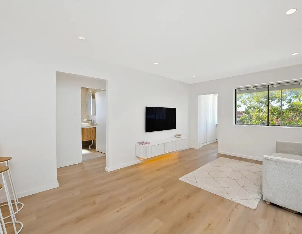 Modern & Renovated 2 Bedroom Top Floor Apartment In Prime Location